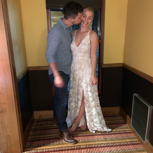 Elegant Lace Gown - Picture 4 of 4